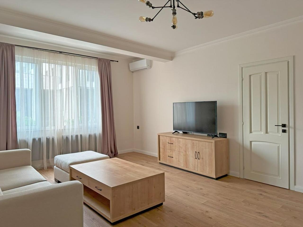 City Center Living In Yerevan Appartement Buitenkant foto